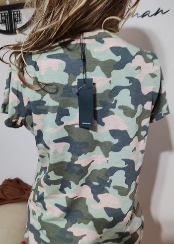 V Yaka Kamuflaj Desenli Kadın Tişört - Görsel 3