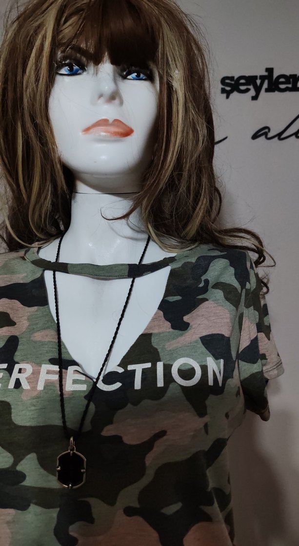 V Yaka Kamuflaj Desenli Kadın Tişört - Görsel 2