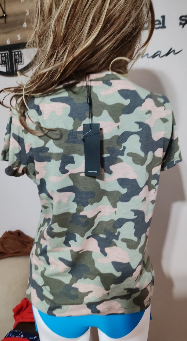 V Yaka Kamuflaj Desenli Kadın Tişört - Görsel 3