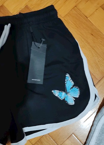Kelebek Baskılı Siyah Mini Şort - Görsel 2