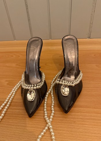 Boncuk Detaylı Siyah Stiletto Kadın Ayakkabı