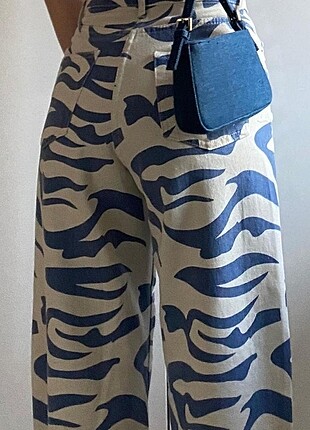 Urban Outfitters Mavi zebra desenli pantolon