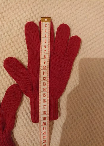 Kırmızı Eldiven Çocuk - Görsel 3