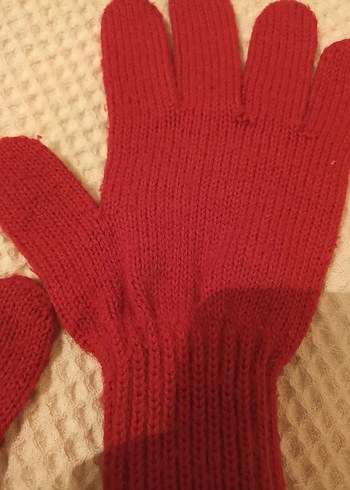 Kırmızı Eldiven Çocuk - Görsel 2