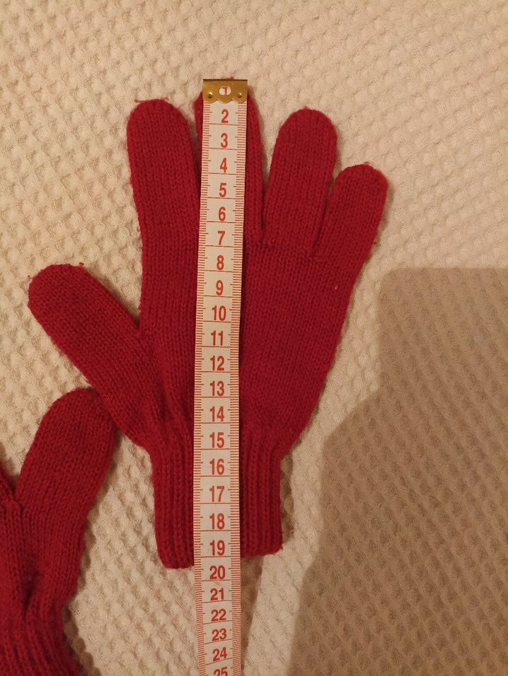 Kırmızı Eldiven Çocuk - Görsel 3