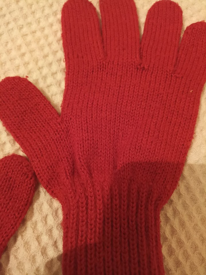 Kırmızı Eldiven Çocuk - Görsel 2