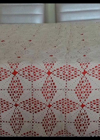 Sıfır ağ ipiyle örülmüş masa örtüsü.