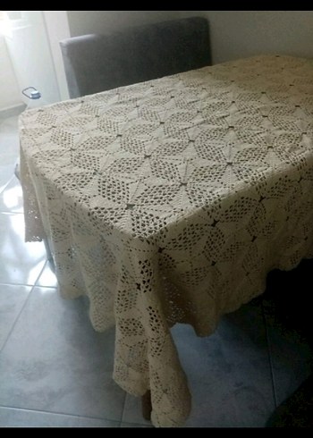 Beden Sıfır ağ ipiyle örülmüş masa örtüsü.