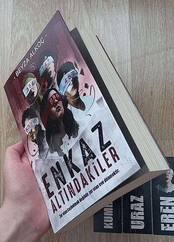 Beden Renk BEYZA ALKOÇ - ENKAZ ALTINDAKİLER (POSTER VE KARTLAR MEVCUT)