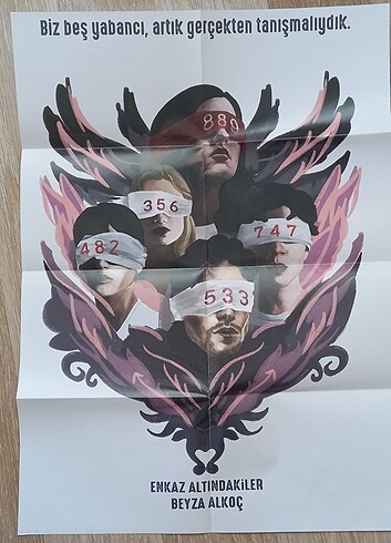 BEYZA ALKOÇ - ENKAZ ALTINDAKİLER (POSTER VE KARTLAR MEVCUT)