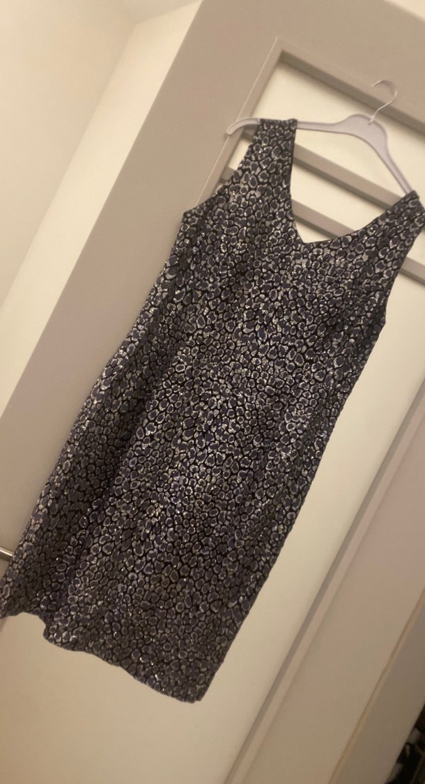 KISA SİM İŞLEMELİ ELBİSE - Görsel 3