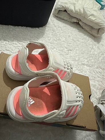 22 Beden Adidas kız çocuk sandalet