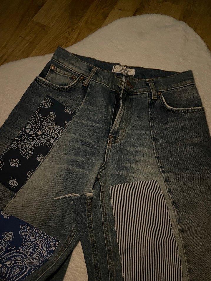 Yamalı yırtmaçlı vintage jean - Görsel 4