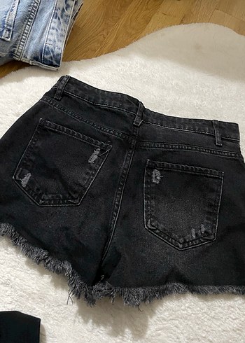 Siyah Yırtık Salaş Kadın Kot Şort - Görsel 3