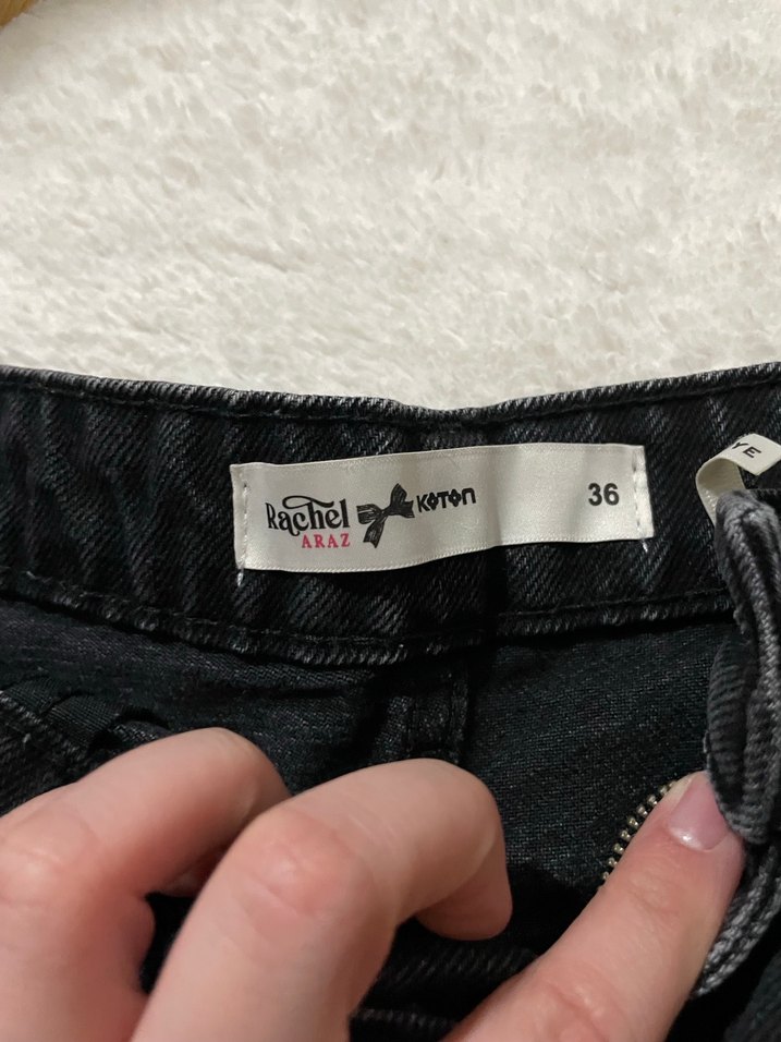 Siyah Yırtık Salaş Kadın Kot Şort - Görsel 2