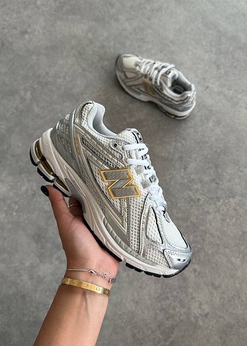 New Balance 1906R Silver Mettalic Gold