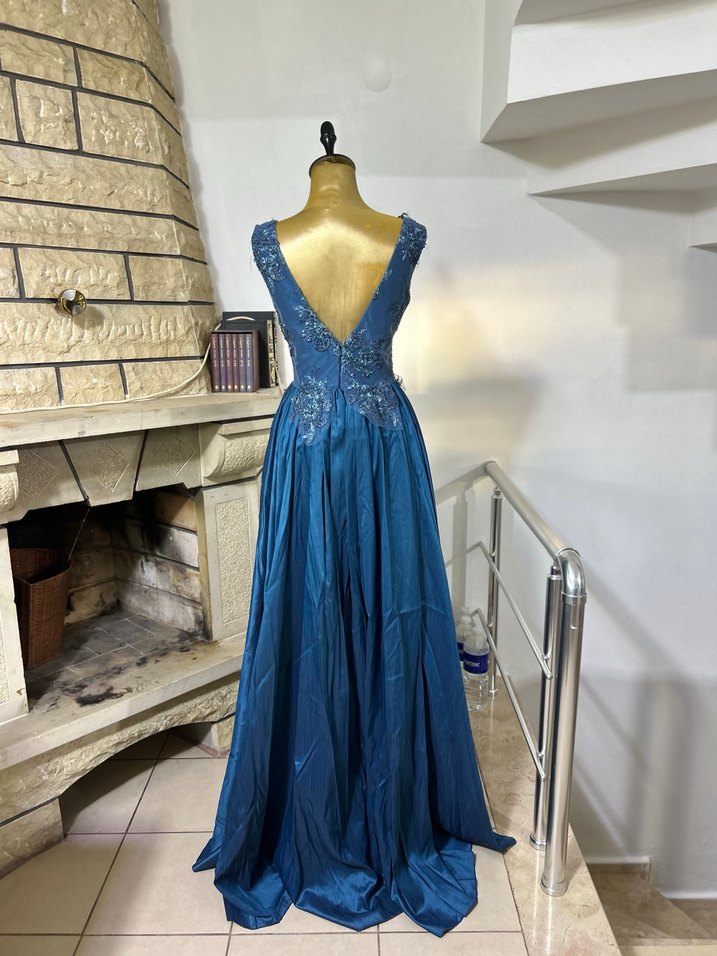 Navy V Yaka Nakışlı Uzun Abiye Elbise - Görsel 3