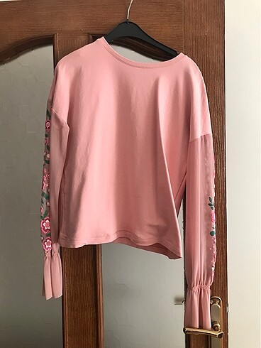 Kol çiçek detaylı pembe bluz