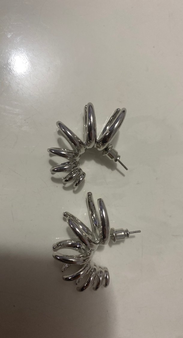 Gri Zincir Detaylı Midi Küpe - Görsel 2