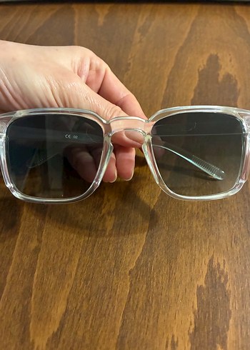 Şeffaf Çerçeveli Minimalist Unisex Güneş Gözlüğü - Görsel 4