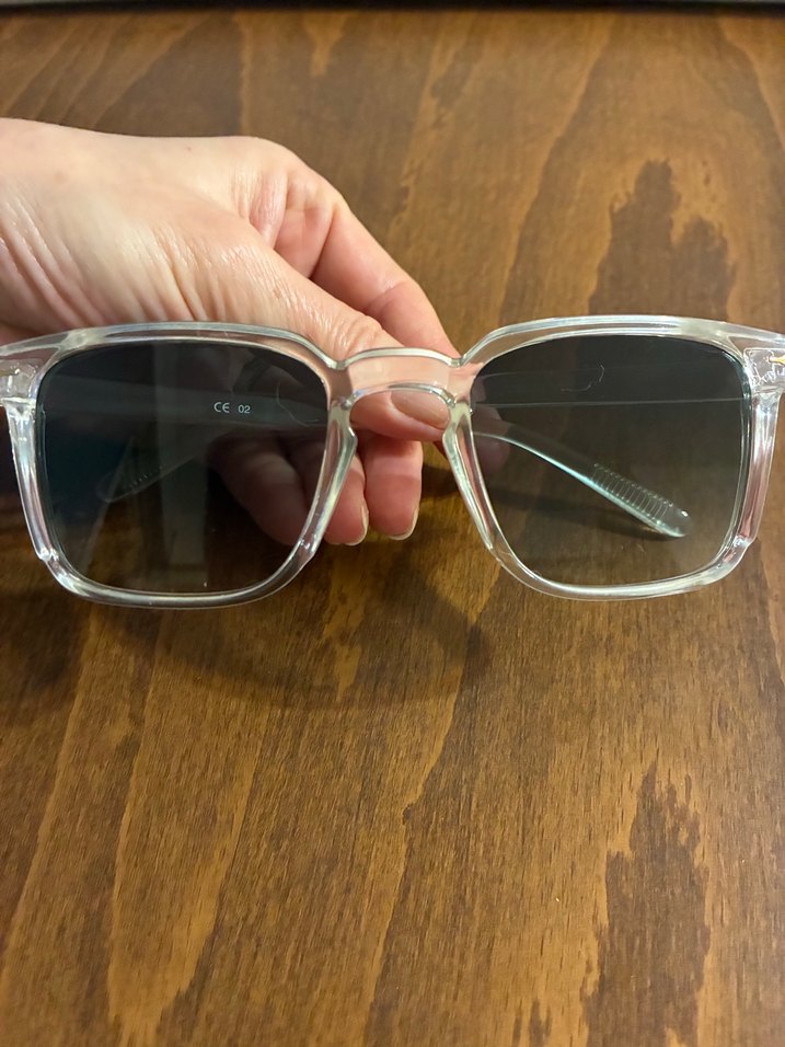 Şeffaf Çerçeveli Minimalist Unisex Güneş Gözlüğü - Görsel 4