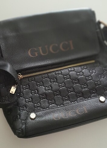 Gucci canta