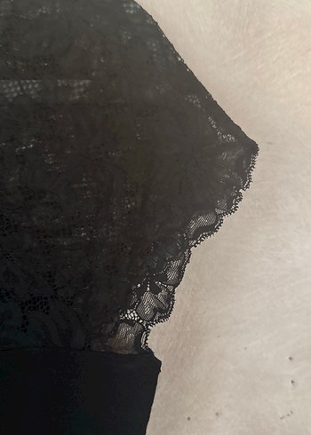 İTALYAN Siyah Dantelli V Yakalı Midi Gece Yünlü Üst - Görsel 3