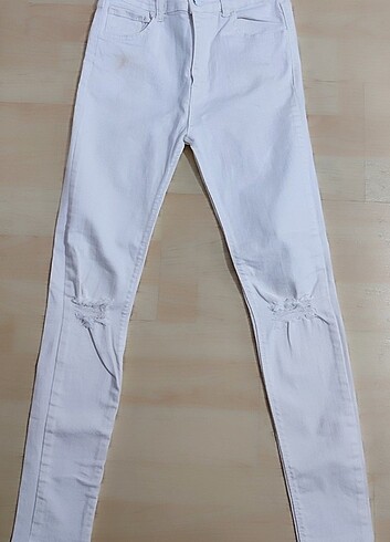 Beyaz yırtık detay pantolon 