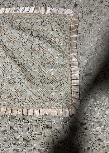 İşlemeli Beyaz Yatak Örtüsü ve Kırlent Seti - Görsel 3