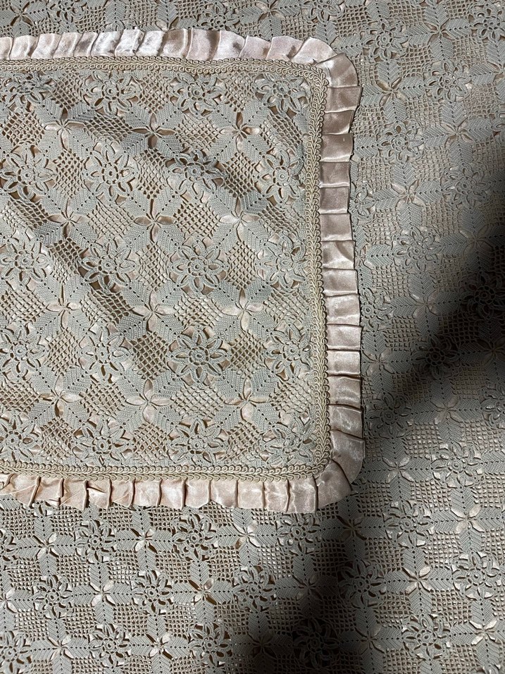 İşlemeli Beyaz Yatak Örtüsü ve Kırlent Seti - Görsel 3