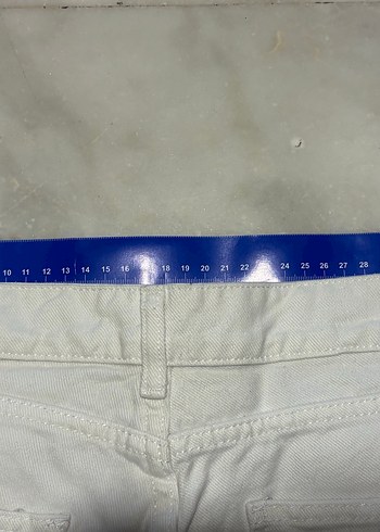 Kadın Beyaz Yırtık  Denim Şort - Görsel 5