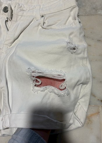 Kadın Beyaz Yırtık  Denim Şort - Görsel 3