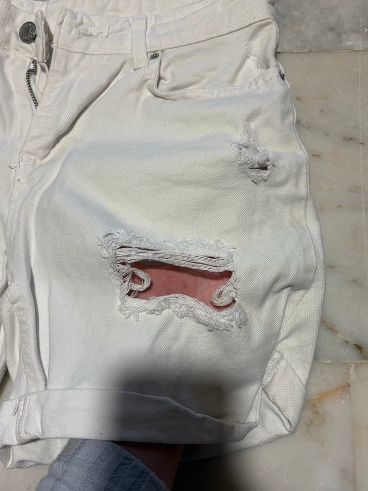 Kadın Beyaz Yırtık  Denim Şort - Görsel 3