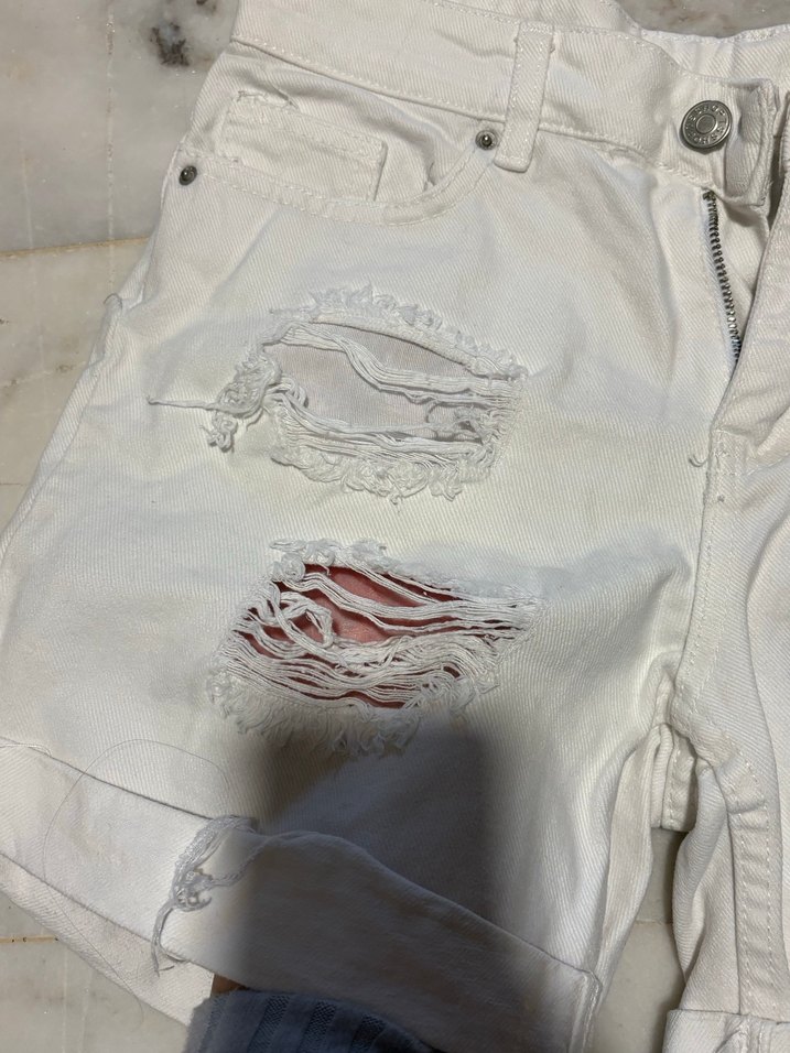 Kadın Beyaz Yırtık  Denim Şort - Görsel 4