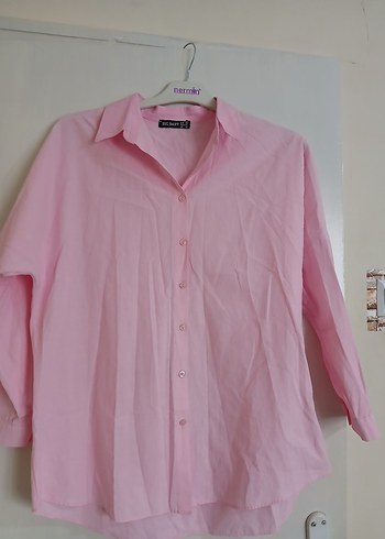 Pembe düğmeli uzun kollu kadın gömlek - Görsel 4