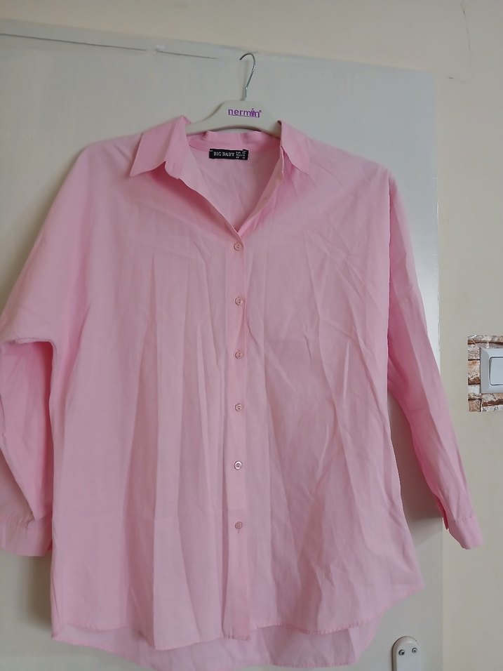 Pembe düğmeli uzun kollu kadın gömlek - Görsel 4