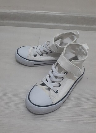 Beyaz çocuk converse