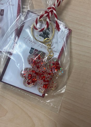 Yeni yıl temalı yonca kırmızı epoksi Anahtarlık - Görsel 2