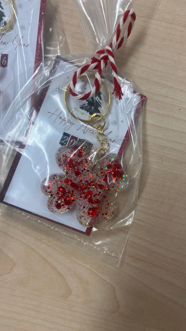 Yeni yıl temalı yonca kırmızı epoksi Anahtarlık - Görsel 2