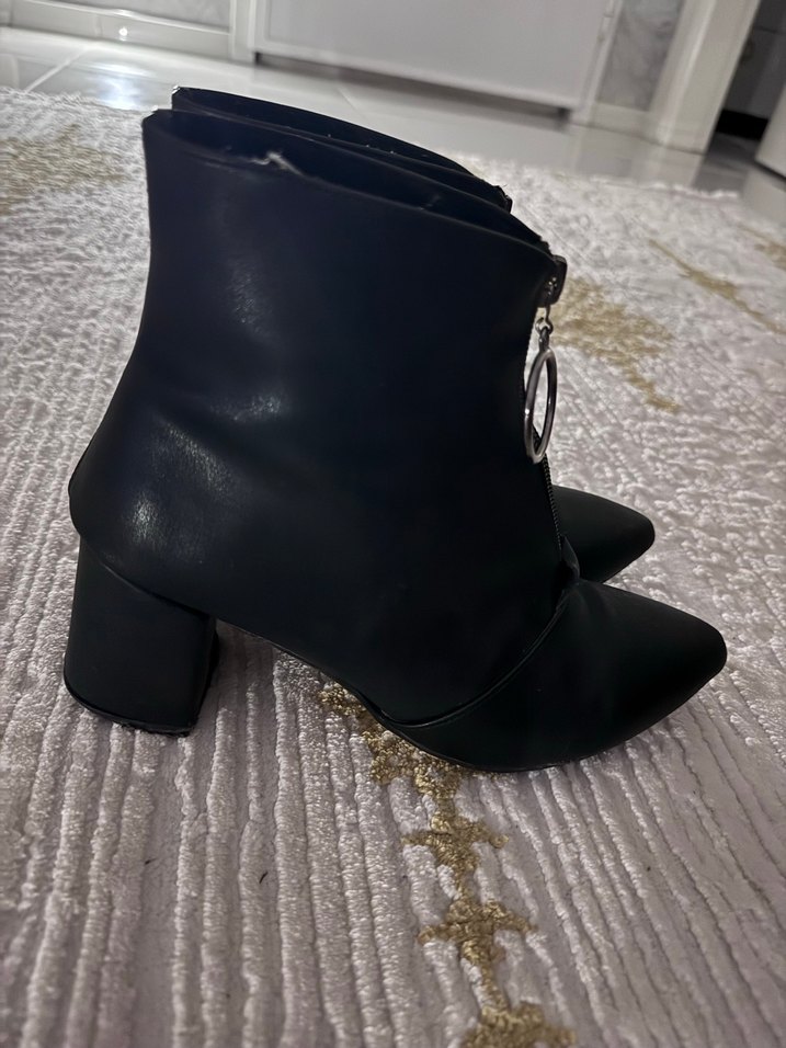 Siyah Parlak Deri Topuklu Gotik Bot - Görsel 2