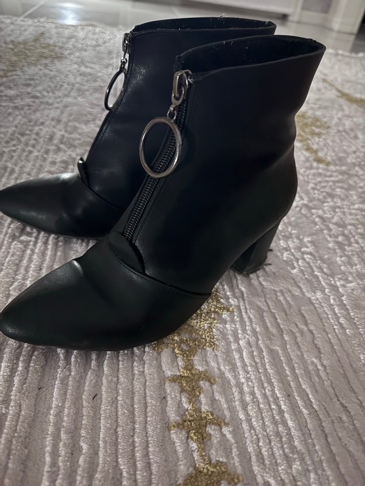 Siyah Parlak Deri Topuklu Gotik Bot - Görsel 3