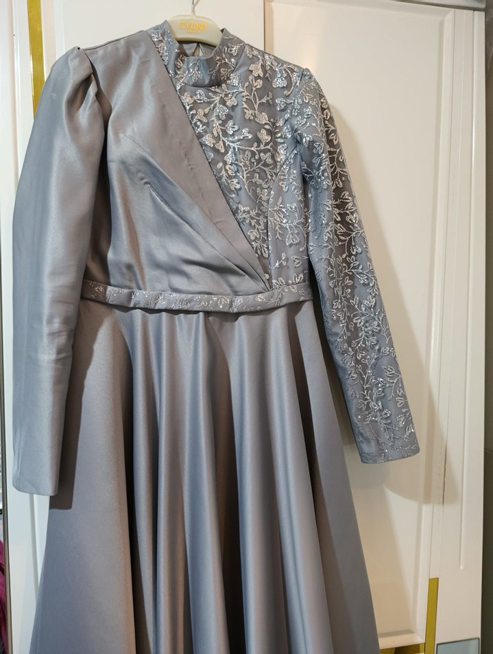 Gri V Yaka İşlemeli Uzun Abiye Elbise - Görsel 2