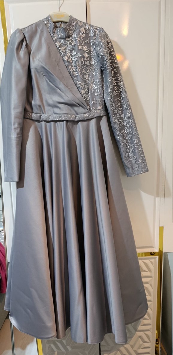 Gri V Yaka İşlemeli Uzun Abiye Elbise - Görsel 3