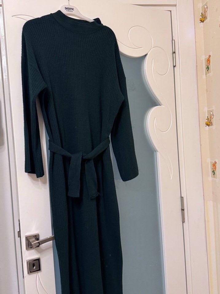 Kadın zümrüt yeşil Uzun Boğazlı Kemerli Elbise - Görsel 3