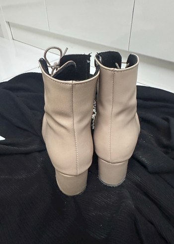 Bej Deri Bağcıklı Kadın Bot - Görsel 2