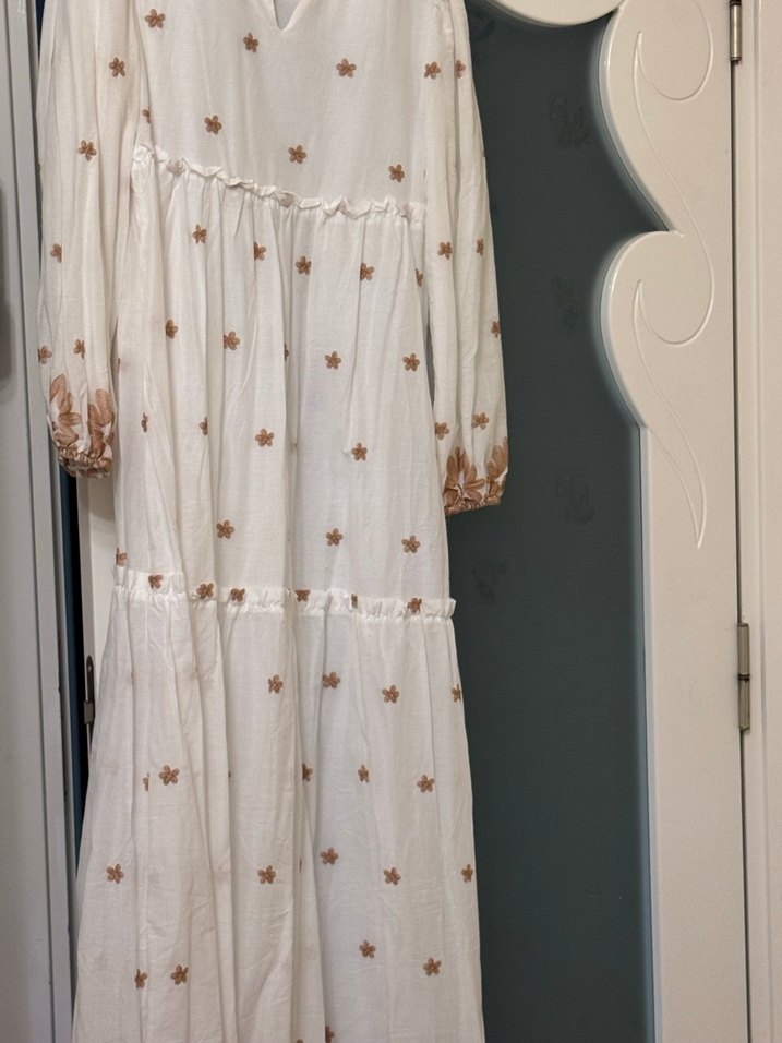 Bohem Nakışlı Uzun Beyaz Elbise - Görsel 3