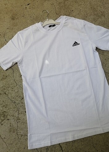 adidas Erkek Tişört