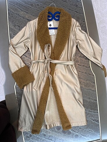 Womchery etiketli kürk detaylı trenckot