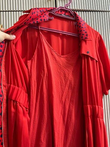 Diğer 3 parça kırmızı kemerli elbise
