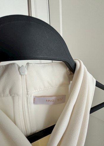 Beyaz Drapeli Halter Yaka Uzun Tulum - Görsel 3